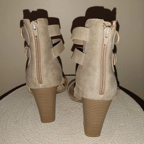 Guess Shoes - Picture 4 of 8